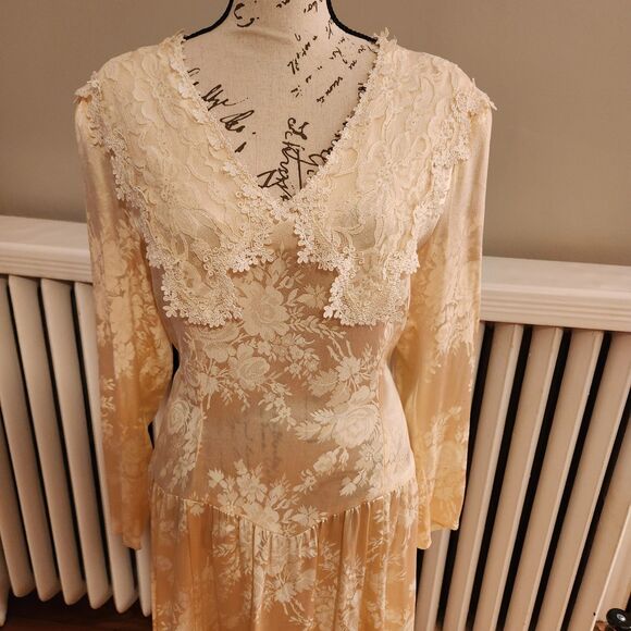 Vintage Cream Satin Jacquard Dress with Lace Neckline – 1980s Bridal or Formal - Picture 2 of 16
